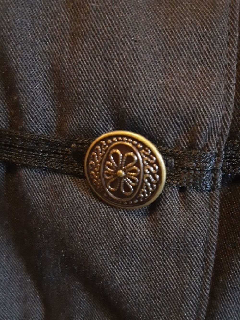 Black Military-Style Sleeveless Jacket - Picture 6 of 10